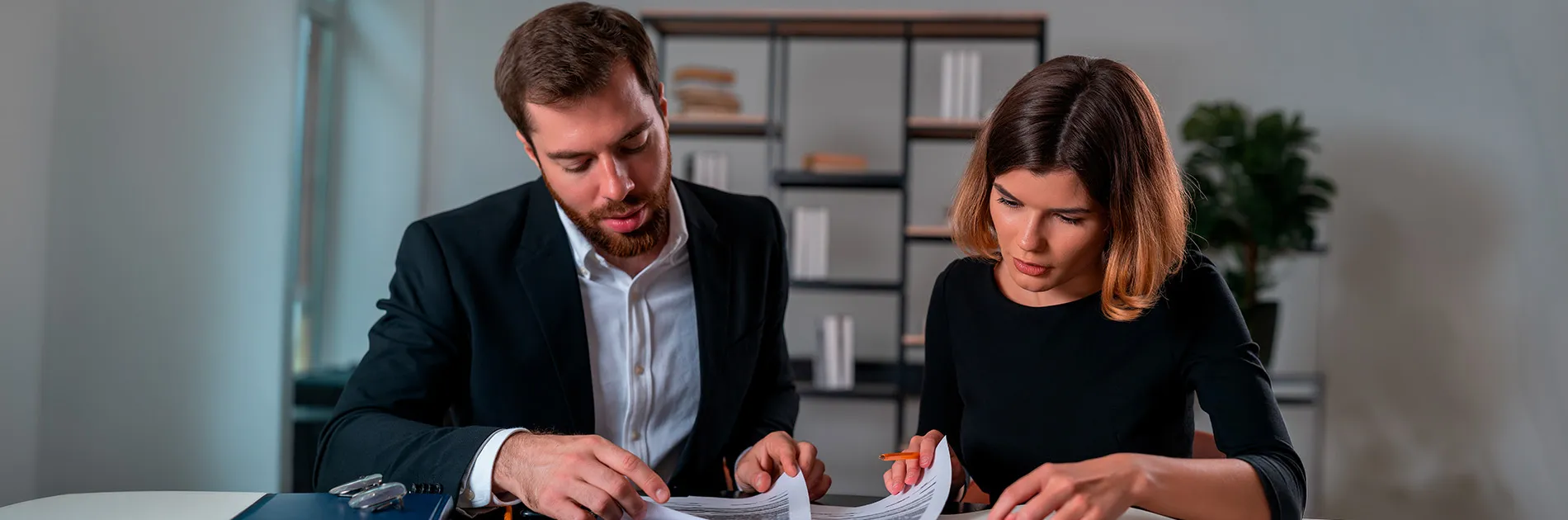 Abogado enseñando a su cliente el recurso de suplicación