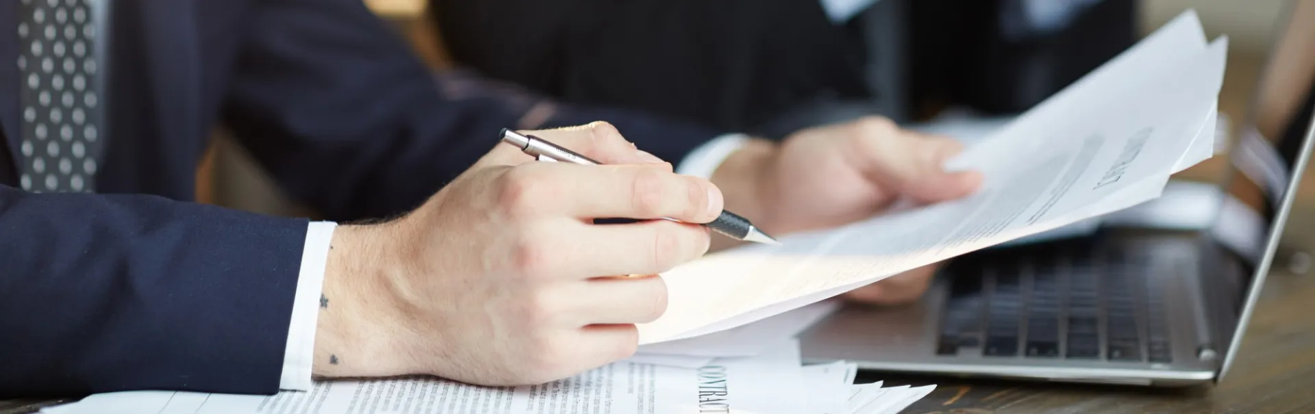 Persona revisando documentos legales relacionados con un recurso de alzada y procedimientos administrativos.