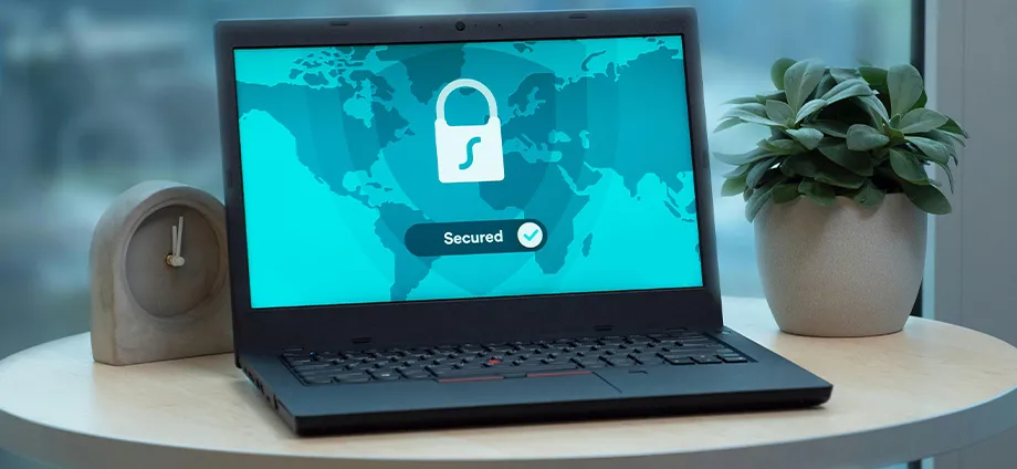 Portátil mostrando la importancia de la seguridad pasiva informática en la protección de datos.