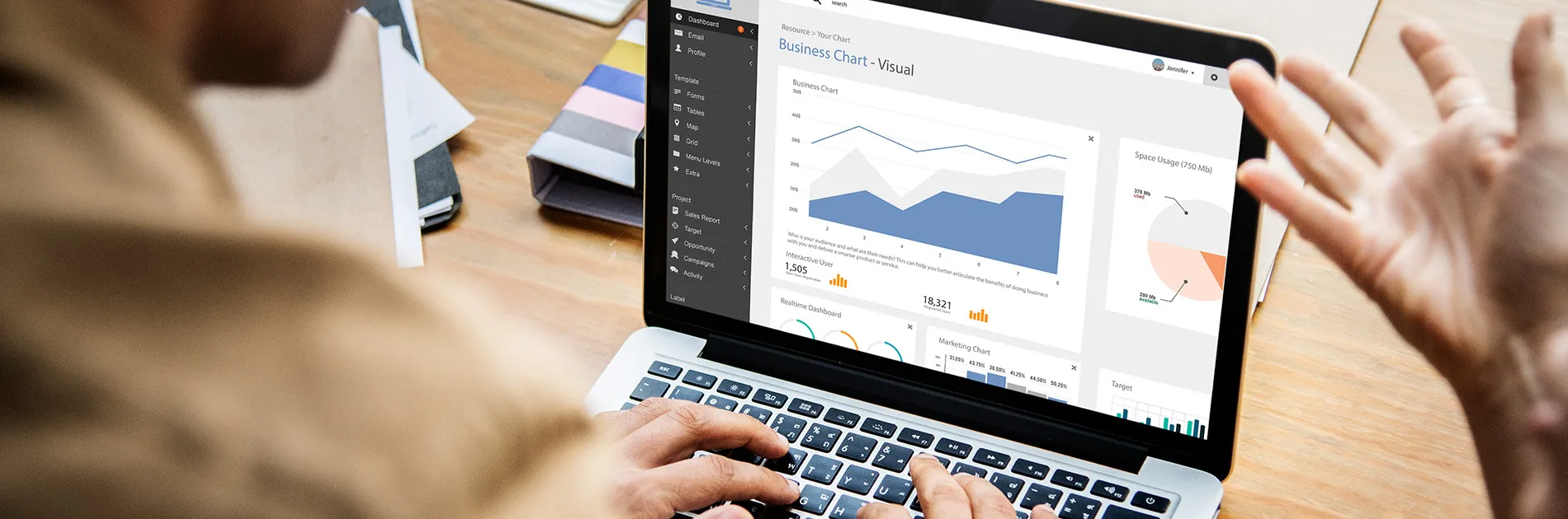 Persona trabajando en SEO y SEM al ordenador