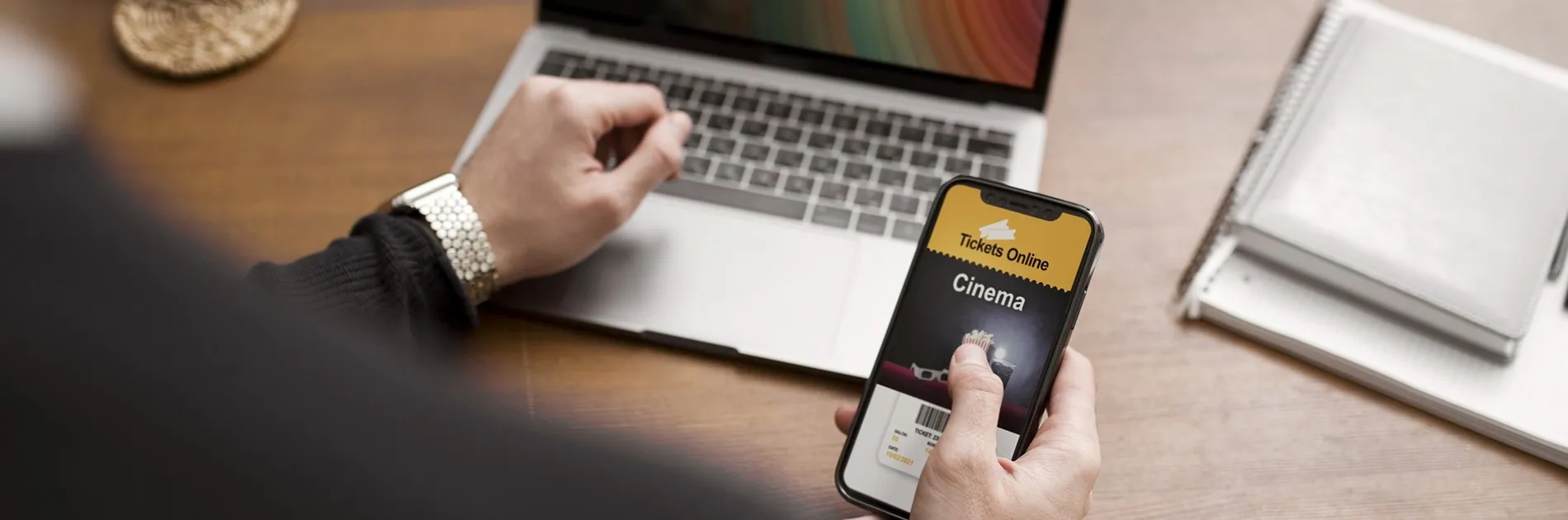 Persona usando una aplicación web de compra de entradas desde el móvil