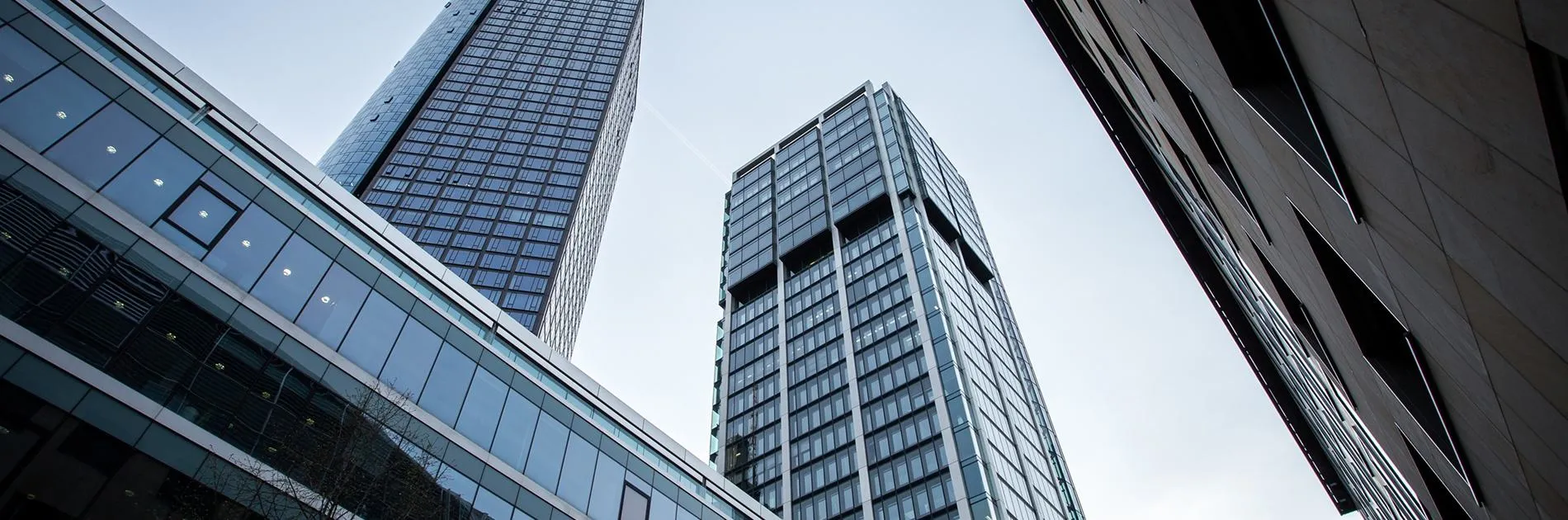 Torres de oficinas de varias empresas vistas desde la calle
