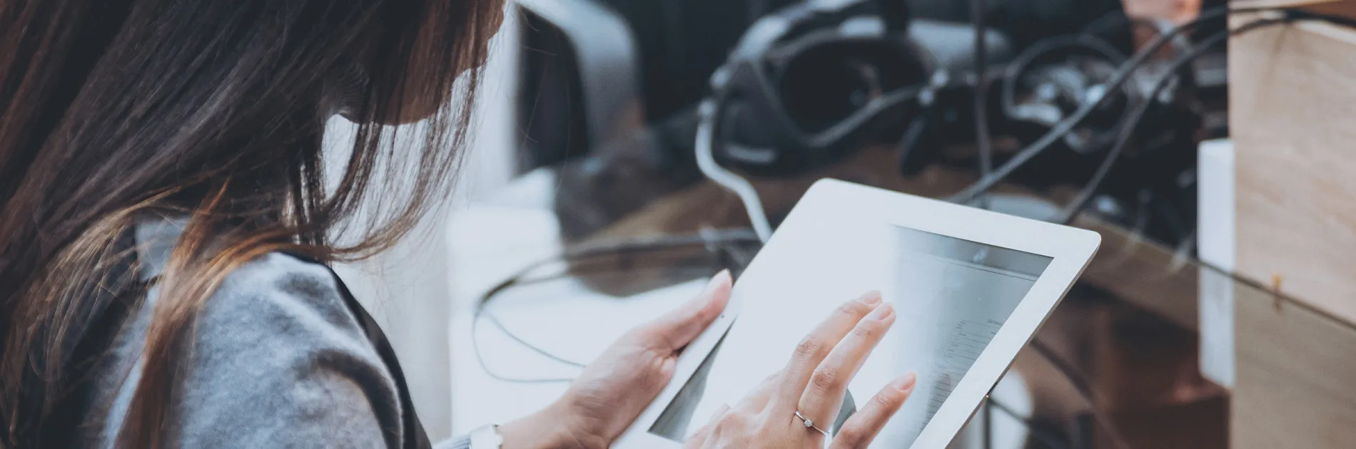 Mujer trabajando en uno de los tipos de periodismo que hay