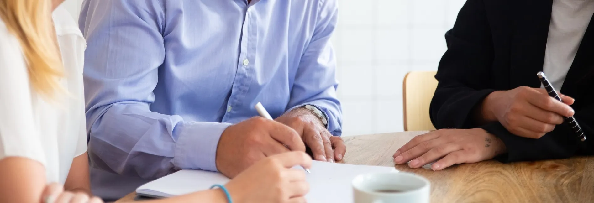 Usufructuario_firmando_documentos