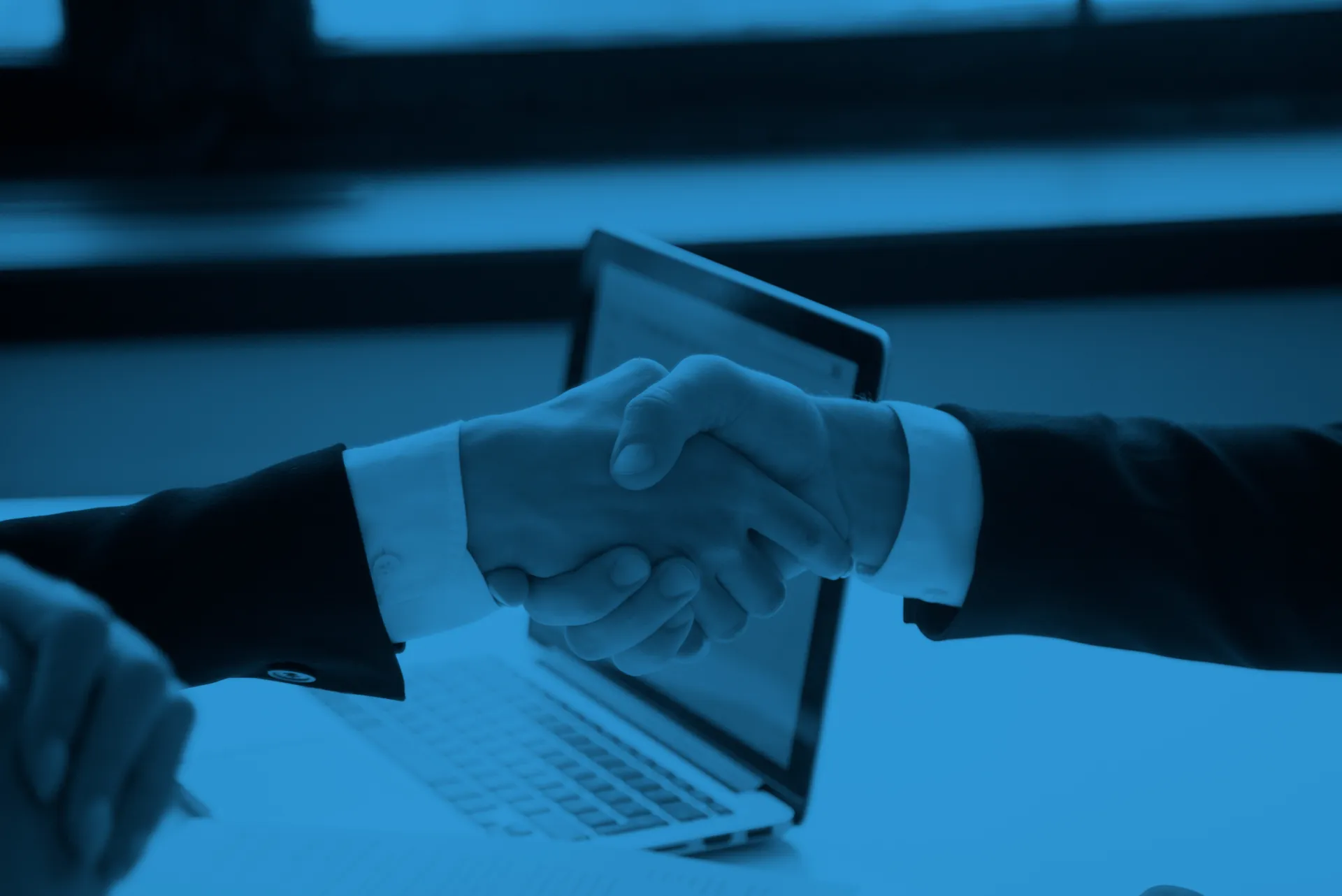 Personas cerrando una alianza estratégica con UTAMED