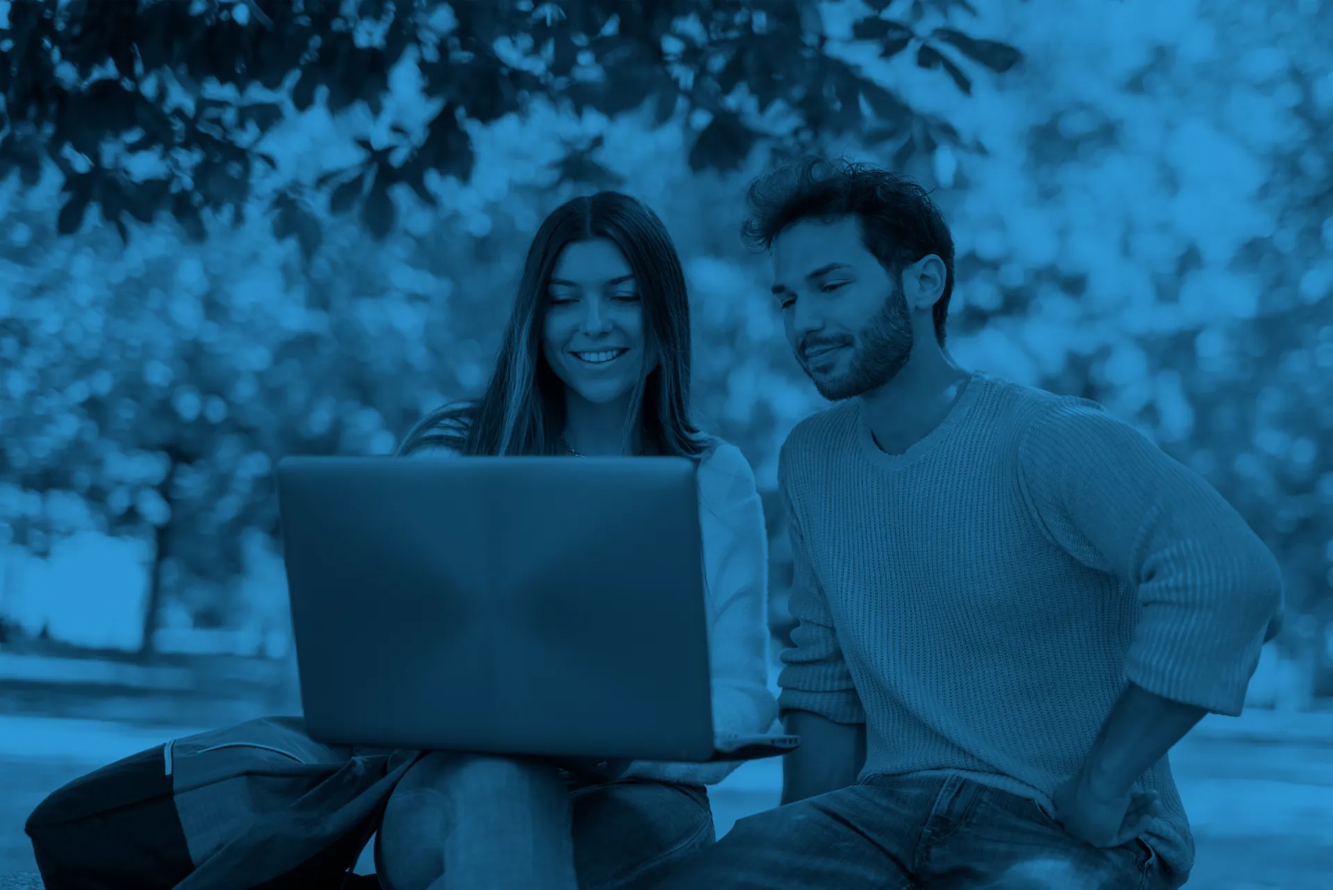 Personas pidiendo las Becas y Ayudas de UTAMED