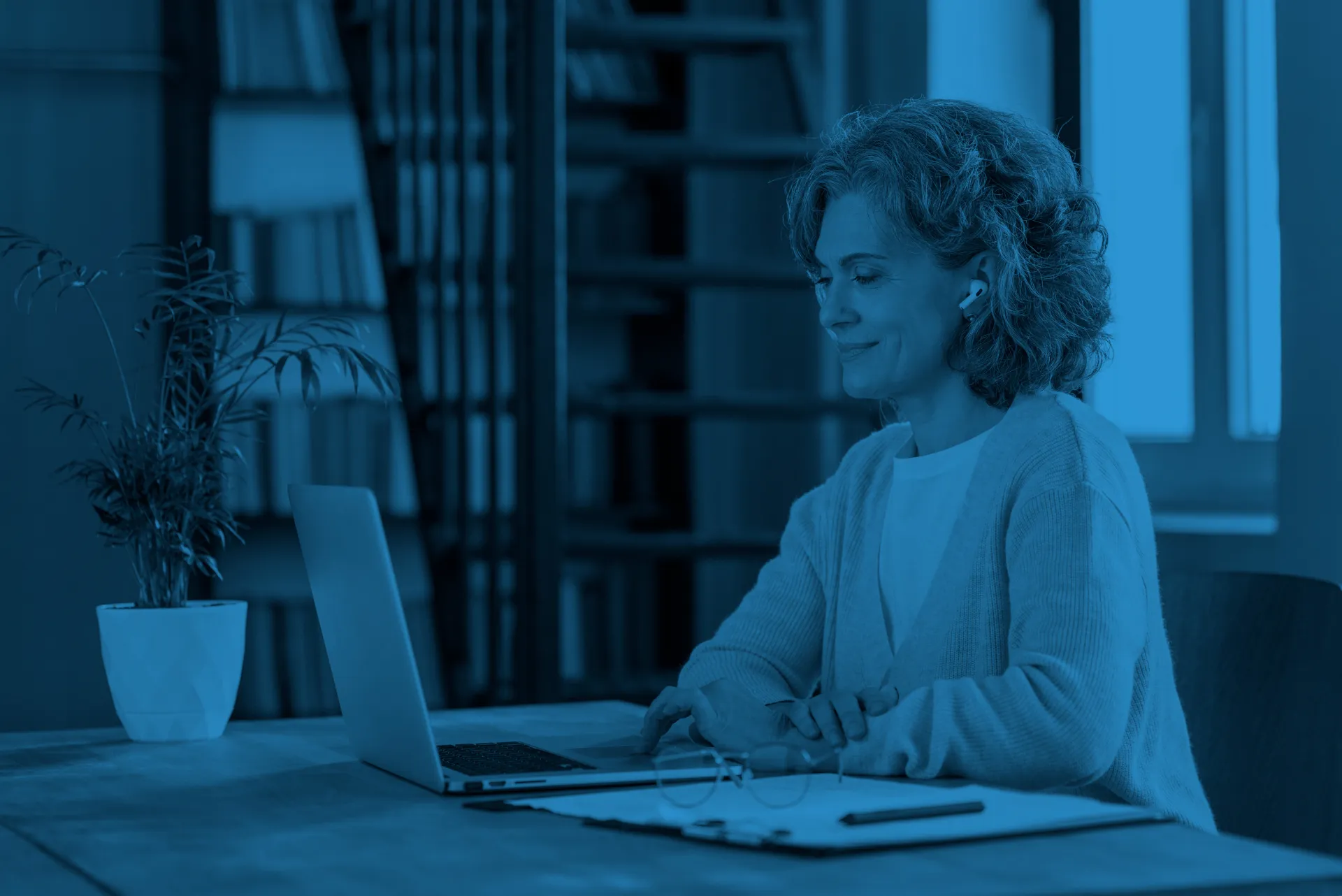 Mujer con portatil