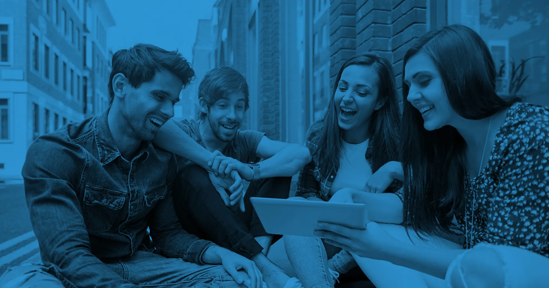 Estudiantes buscando información de las Becas MEC en UTAMED