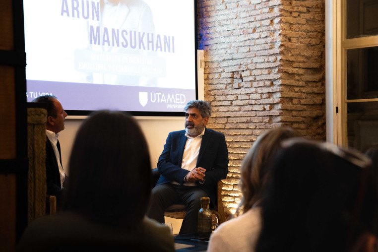 Arun Mansukhani en el evento de Ágora UTAMED