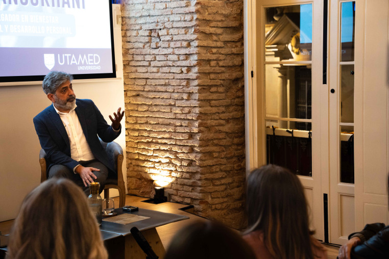 Arun Mansukhani en el evento de Ágora UTAMED