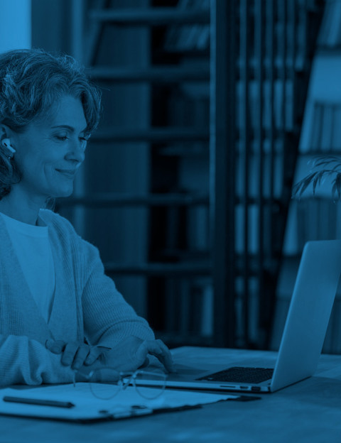 Mujer mayor estudiando en la UTAMED