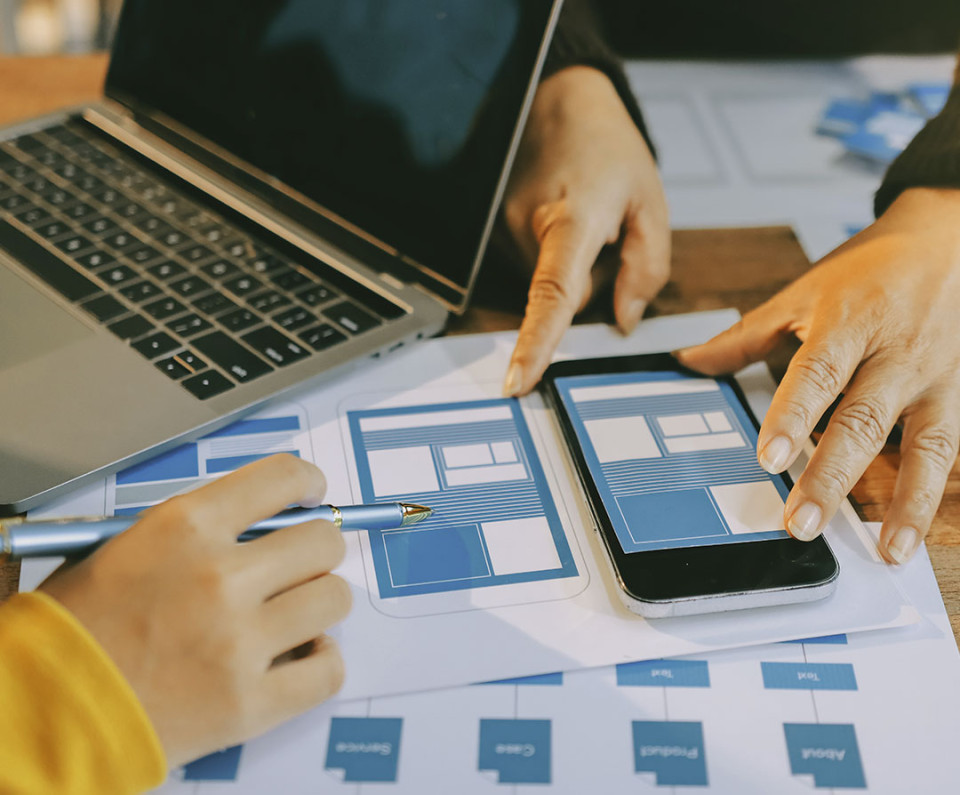 Jóvenes estudiando el Grado Superior de DAM online