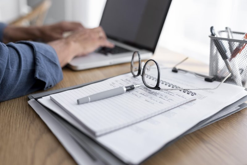 Persona estudiando el Máster en Investigación