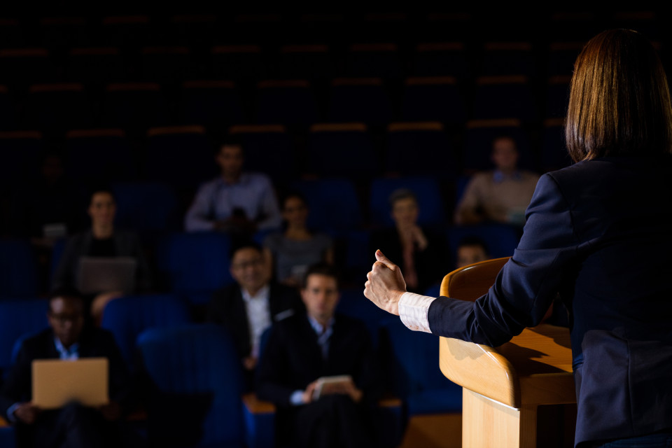 Ponente en un atril en el Máster en Oratoria