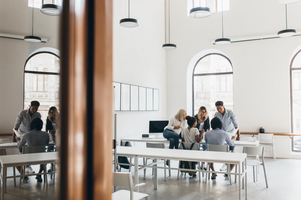 Gente reunida en UTAMED haciendo transferencia y emprendimiento