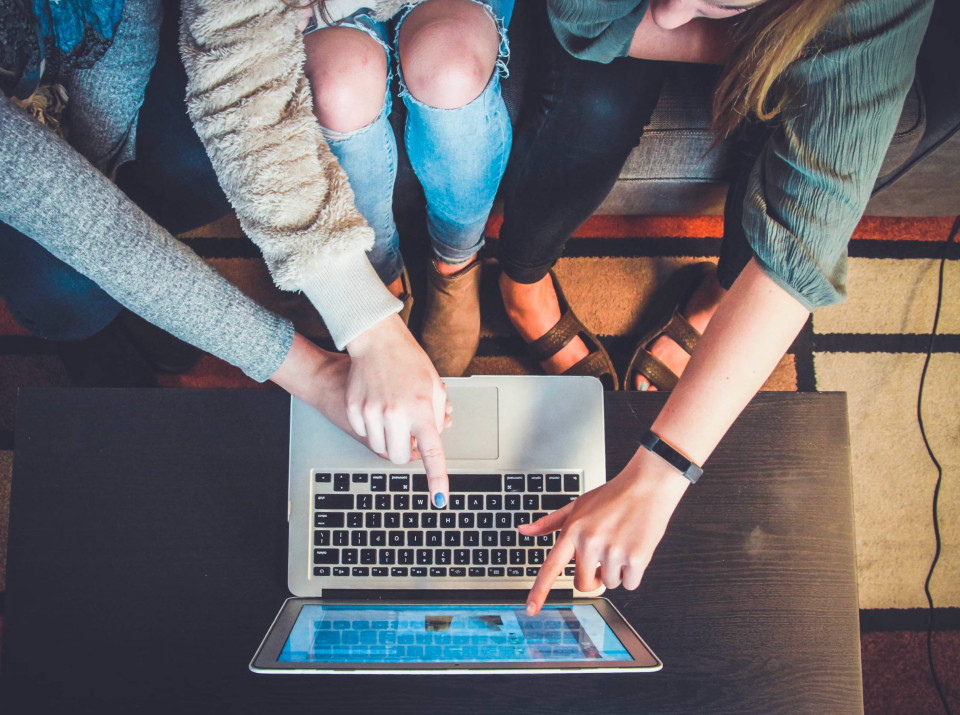 Estudiantes de la universidad online UTAMED