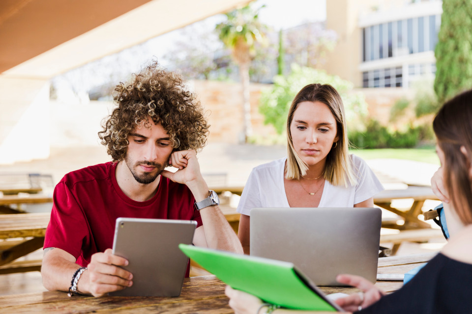 Estudiantes de la universidad online UTAMED