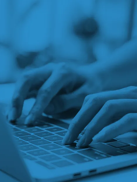 Manos en teclado