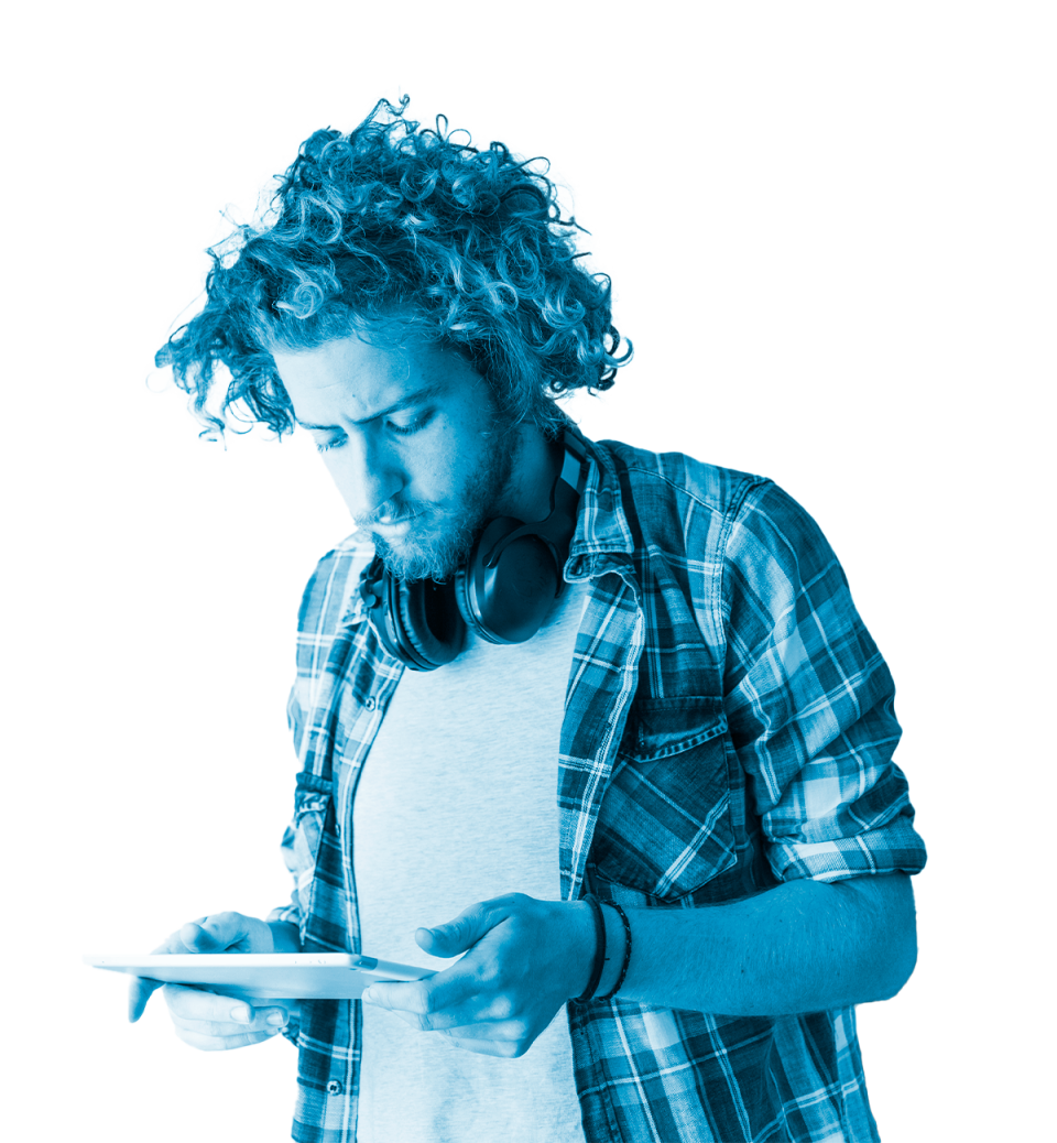 Foto de un hombre estudiante de másteres de formación permanente