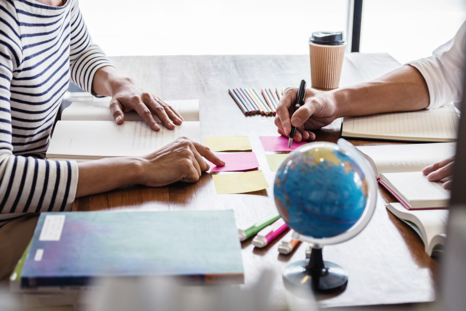Personas reunidas tomando decisiones
