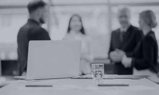 Personas asistiendo a una mesa redonda de UTAMED