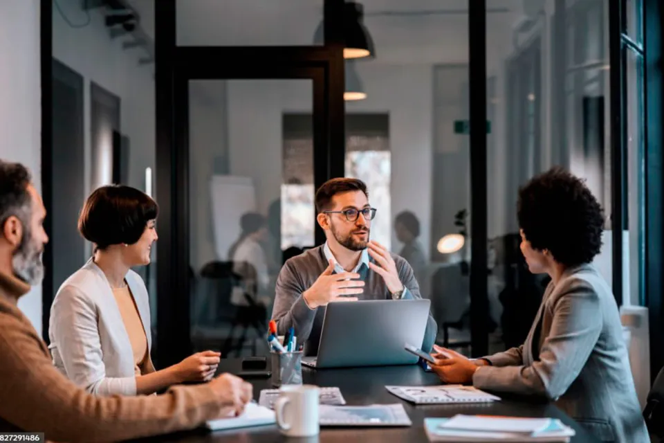 Foto de personas reunidas trabajando en una empresa