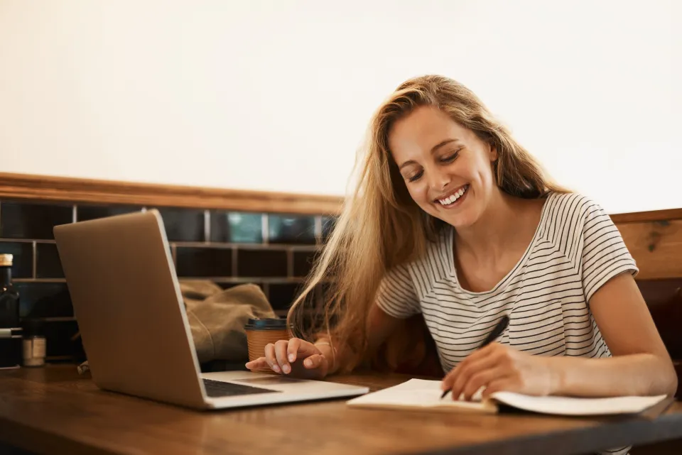 Foto de una mujer estudiando el Máster en Ética Digital