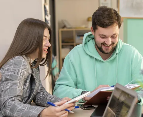 Estudiantes solicitando las Becas MEC