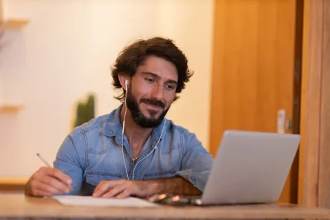 Estudiante de UTAMED con portatil y auriculares