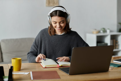 Estudiante de UTAMED con auriculares