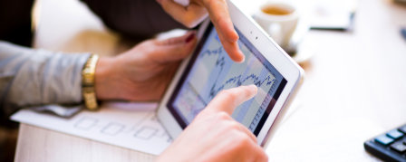 Estudiante de UTAMED con auriculares