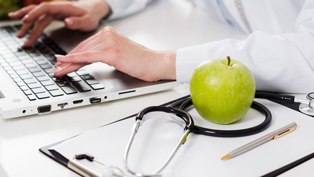 Dietista o nutricionista trabajando