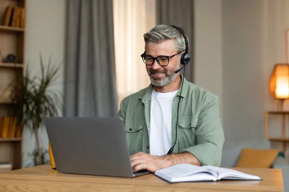 Estudiante de UTAMED con portatil y cascos