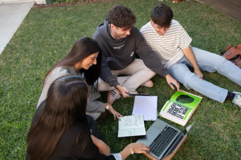 Estudiantes en el campus de UTAMED